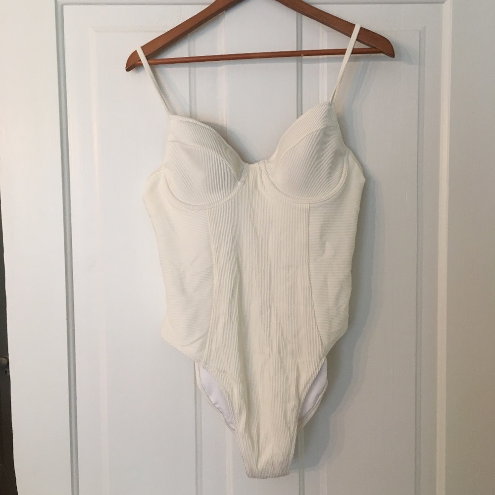 NWOT Old Navy Cream Ribbed Underwire One-Piece Swimsuit